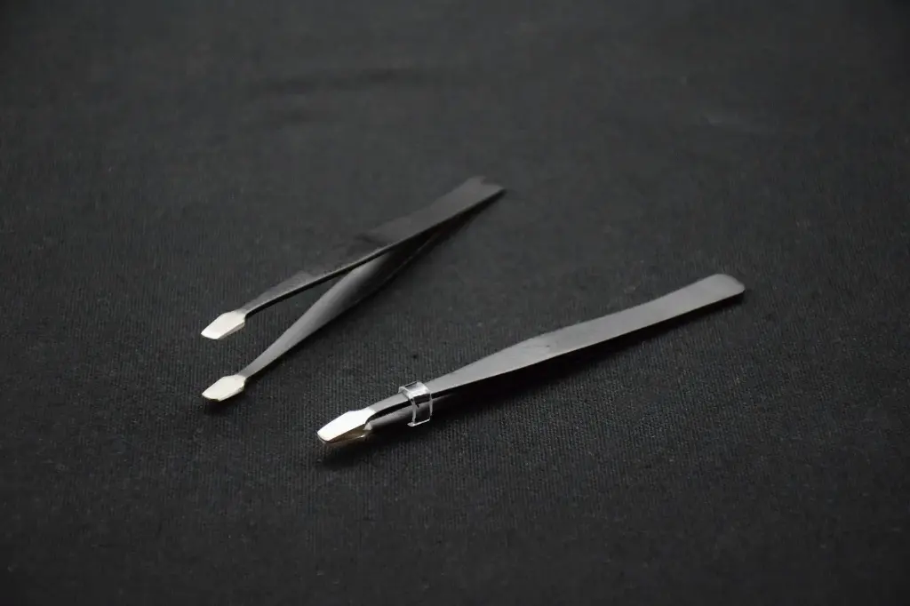 2 flat-headed tweezers