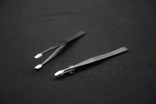 2 pinces à tête plate